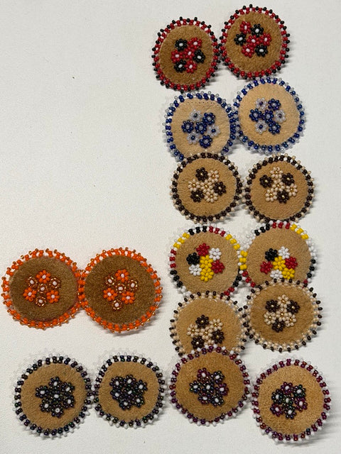 Beaded Moosehide Floral Brooch – Small Round